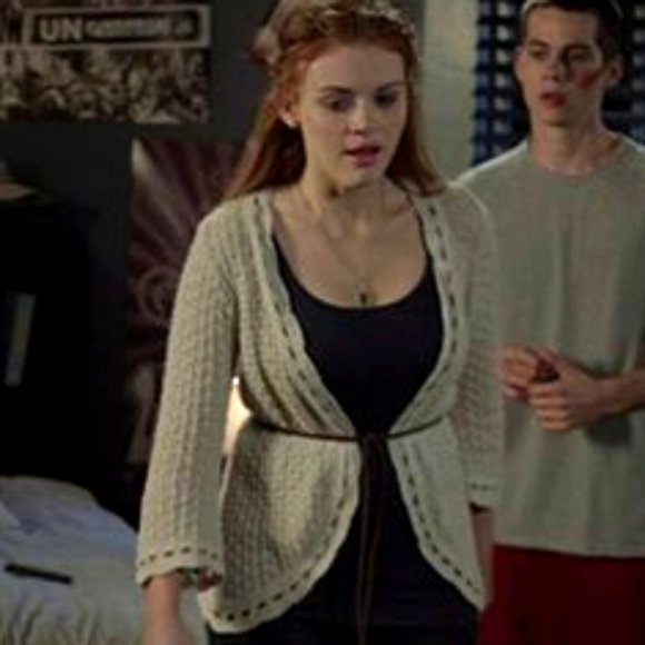 Knit cardigan same style was worn by Lydia Martin on Teen Wolf S2 E11 & 12 - Picture 2 of 8